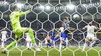 Pemain timnas Amerika Serikat, Christian Pulisic (tengah) berhasil menjebol gawang Iran dalam pertandingan grup B Piala Dunia 2022 yang berlangsung di Al Thumama Stadium, Doha, Qatar, Rabu (30/11/2022). (AP Photo/Manu Fernandez)