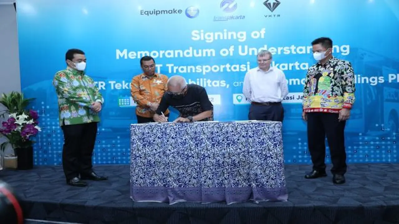 PT VKTR Teknologi Mobilitas (VKTR), anak perusahaan  PT Bakrie & Brothers Tbk (BNBR) menandatangani Nota Kesepahaman (MoU) tripartit dengan PT Transjakarta dan Equipmake Limited pada Kamis, 18 Agustus 2022. (Foto: Istimewa)