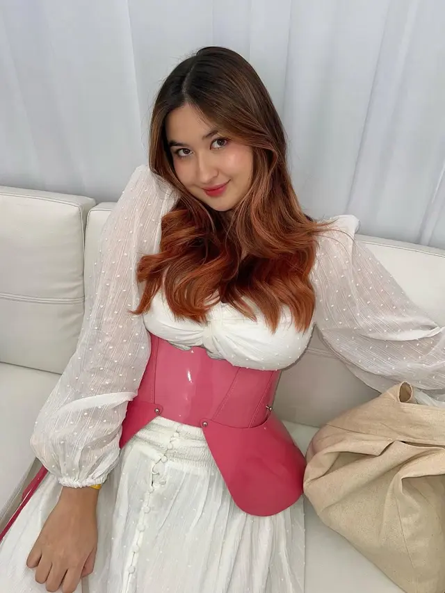 Kombinasi Fashion Vintage dan Modern ala Stephanie Poetri (Instagram/@stephaniepoetri)