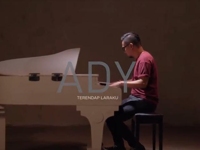 Official Music Video Ady Eks Naff Berjudul Terendap Laraku Showbiz Liputan6 Com