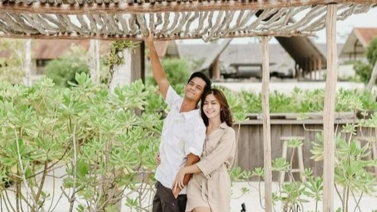 Sudah 10 Tahun Menikah, Berikut ini 8 Potret Keharmonisan Surya Insomnia dan Istri