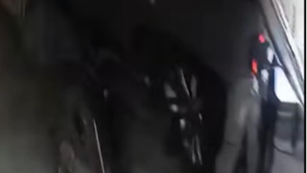 ban innova hilang di parkiran