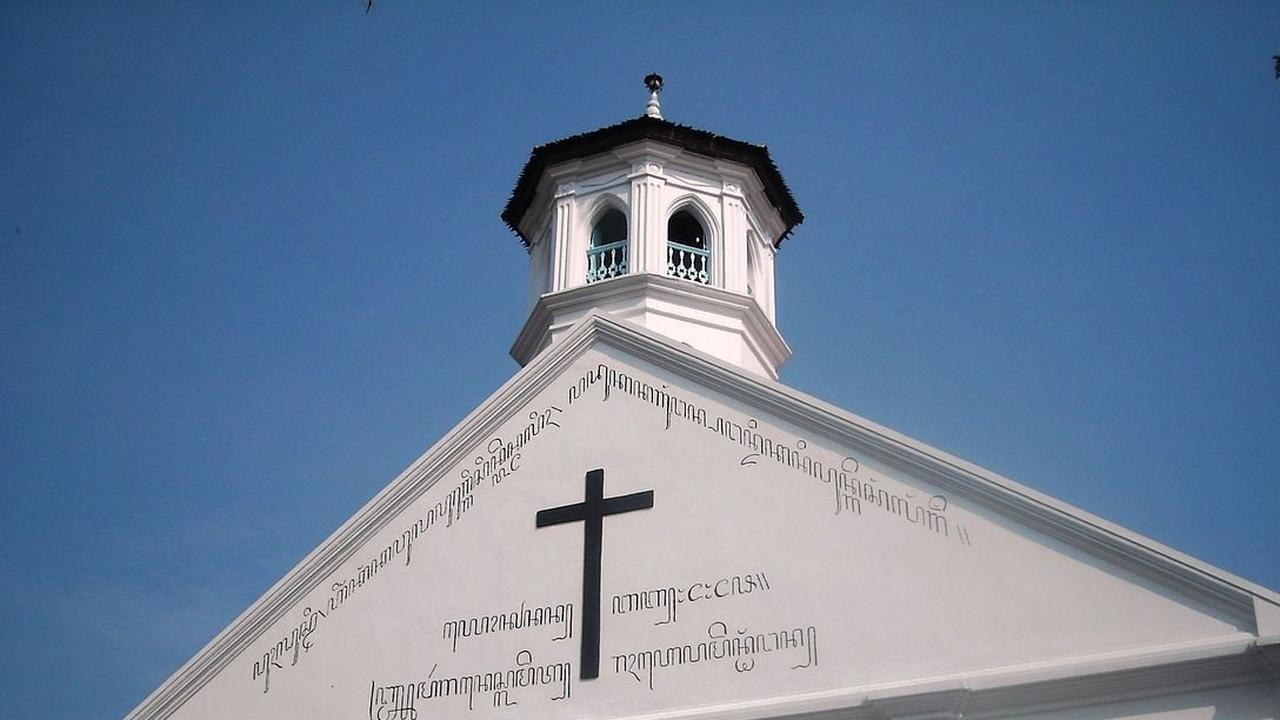 Ia merupakan seorang penginjil Jawa di Surabaya. Keberadaan Gereja Kristen Jawi Wetan yang eksis hingga kini tak lepas dari hasil besutannya.