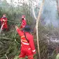 Petugas Manggala Agni yang tergabung dalam Satgas Pengendalian Karhutla berusaha memadamkan api di Kawasan Petuk Katimpun, Jekan Raya, Kota Palangka Raya, Kalimantan Tengah. Foto: Marifka Wahyu Hidayat