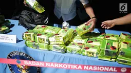 Petugas menata barang bukti narkotika jenis sabu saat rilis kasus penyelundupan narkotika di BNN, Jakarta, Kamis (2/5/2019). BNN mengungkap tiga kasus penyelundupan narkotika pada April 2019 dengan total barbuk sebanyak 122,15 kg sabu dari sejumlah daerah di Sumatera. (Liputan6.com/Faizal Fanani)