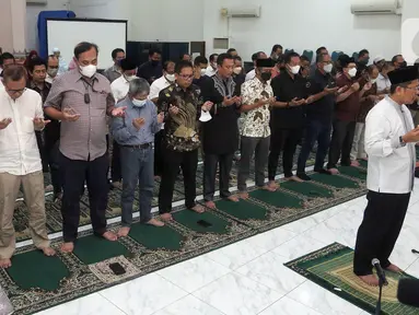 KH Muhammad Cholil Nafis mengimami Pengurus Dewan Pers salat gaib untuk mendiang Ketua Dewan Pers Azyumardi Azra di Hall Gedung Dewan Pers, Kebon Sirih, Jakarta, Senin (19/9/2022). Ketua Dewan Pers 2022-2025 Azyumardi Azra wafat di Malaysia karena serangan jantung. (merdeka.com/Arie Basuki)