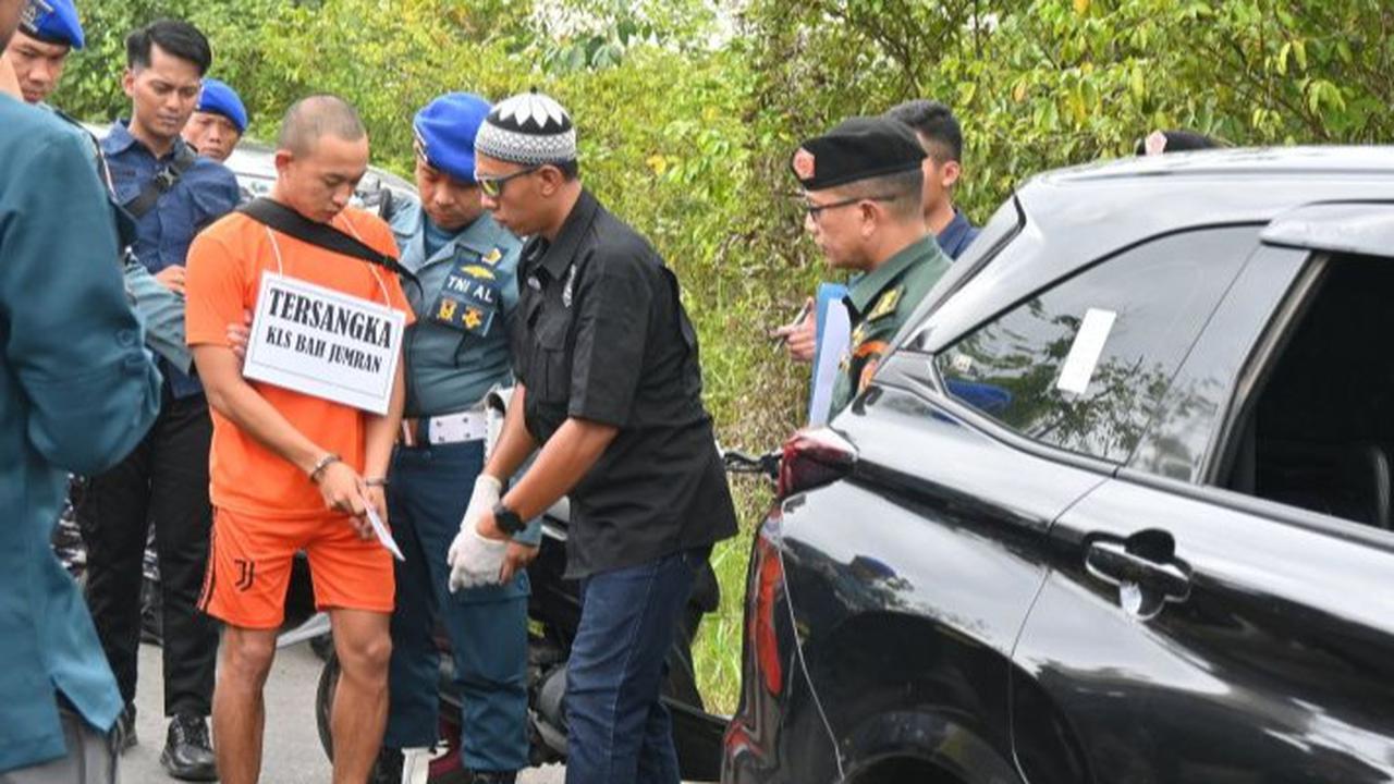 Berbaju Tahanan, Penampakan Kelasi Satu Jumran Peragakan 33 Adegan Saat Bunuh Sadis Jurnalis Juwita