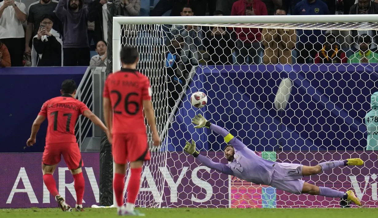 Gelandang Timnas Korea Selatan, Hwang Hee-chan mencetak gol ke gawang Australia melelui eksekusi penalti pada laga perempatfinal Piala Asia 2023 di Al Janoub Stadium, Al Wakrah, Qatar, Jumat (2/2/2024) malam waktu setempat. (AP Photo/Aijaz Rahi)