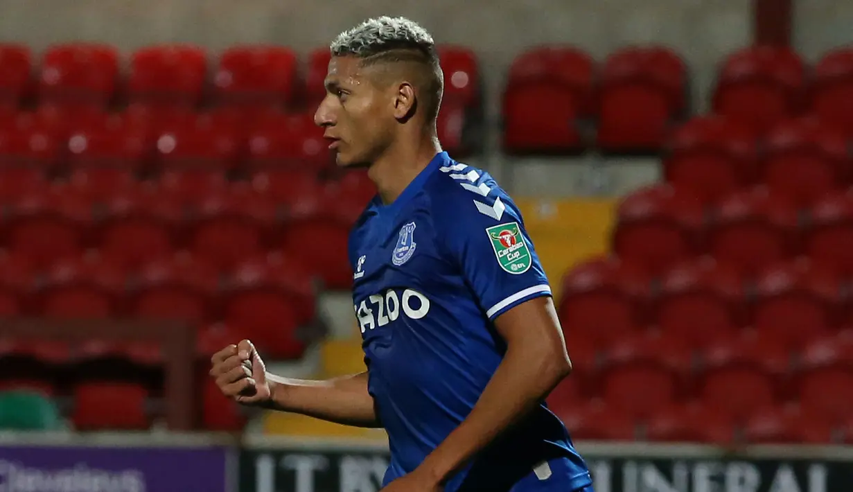 Striker Everton, Richarlison, merayakan gol yang dicetaknya ke gawang Fleetwood pada laga Piala Inggris, Kamis (24/9/2020) dini hari WIB. Everton menang 5-2 atas Fleetwood. (AFP/Alex Livesey/pool)
