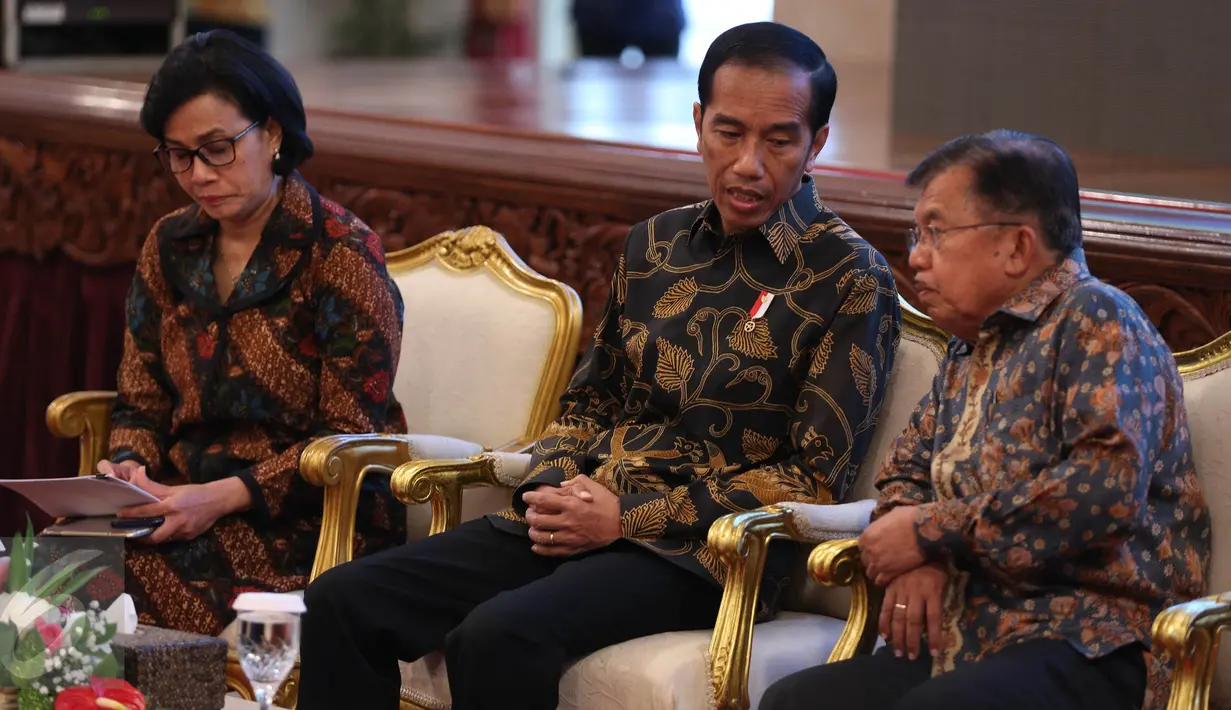 Menkeu Sri Mulyani, Presiden Jokowi dan Wapres Jusuf Kalla saat penyerahan Daftar Isian Penyelenggaraan Anggaran (DIPA) 2017 dan Anugerah Dana RAKCA 2016 bagi Daerah Berkinerja Baik di Istana Negara, Jakarta, Rabu (7/12). (Liputan6.com/Faizal Fanani)