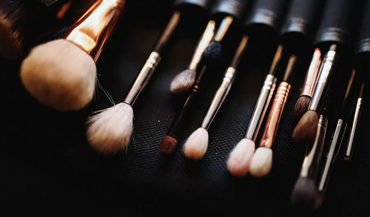 Membedakan mana kuas foundation dan kuas concealer mungkin mudah, tetapi bagaimana dengan membersihkannya?&nbsp;