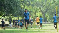 Pemain Arema, Julian Guevara melahap latihan fisik di Kebun Raya Purwodadi, Pasuruan usai juara Piala Presiden 2024. (Bola.com/Iwan Setiawan)