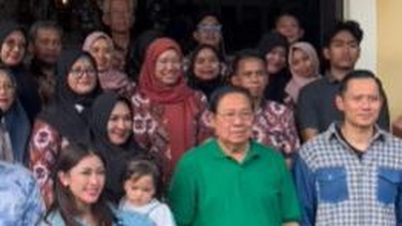 SBY Ajak Anak, Menantu & Cucu Belanja Batik, Ada Motif Spesial Bikin Ingat Mendiang Ibu Ani