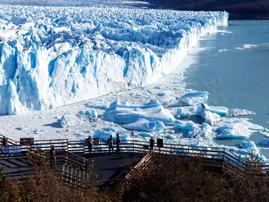 Wisatawan menikmati Gletser Perito Moreno di Taman Nasional Los Glaciares, dekat El Calafate, provinsi Santa Cruz, Argentina, pada 13 Agustus 2024. (Walter Diaz / AFP)