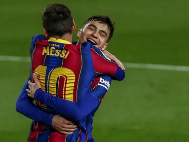 Striker Barcelona, Lionel Messi merayakan gol keduanya ke gawang Getafe bersama Pedri dalam laga lanjutan Liga Spanyol 2020/2021 pekan ke-32 di Camp Nou Stadium, Barcelona, Kamis (22/4/2021). Barcelona menang 5-2 atas Getafe. (AP/Joan Monfort)