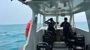 TNI Angkatan Laut mengerahkan kapal bersama unsur SAR untuk mencari lima jurnalis yang hilang kontak di perairan Selat Sunda saat hendak meliput aktivitas Gunung Anak Krakatau. (Foto: Unggahan Akun Medsos @sekretariat.kabinet)