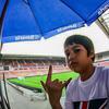 El Rumi memperlihatkan pose metal di stadion bola. (Foto: Instagram/ elelrumi)