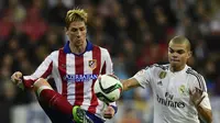 Pepe saat tampil di laga derby Madrid terakhir (JAVIER SORIANO / AFP)