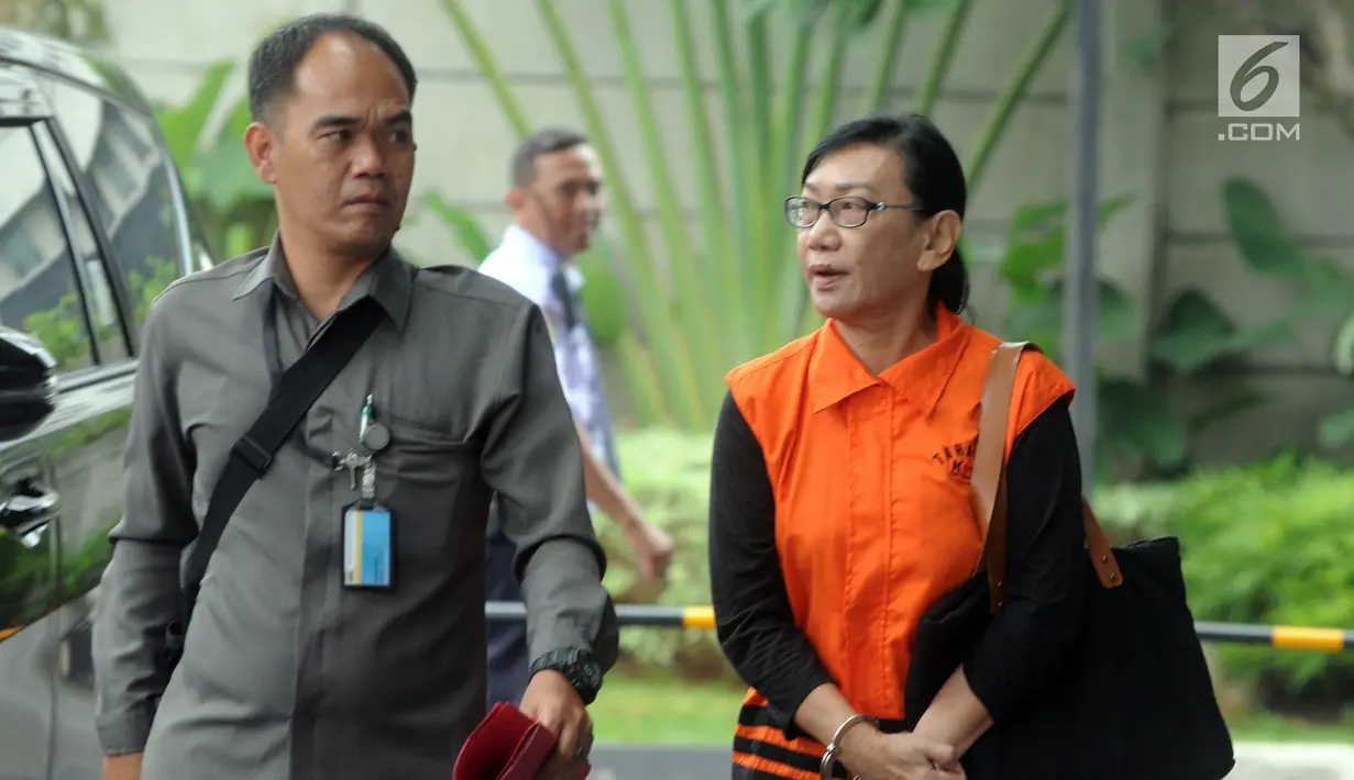 Direktur PT Tashida Sejahtera Perkasa, Irene Irma dikawal petugas tiba di gedung KPK, Jakarta, Senin (18/2). Irene Irma diperiksa sebagai tersangka terkait kasus suap proyek pembangunan SPAM TA 2017-2018 di Kementerian PUPR. (Merdeka.com/Dwi Narwoko)