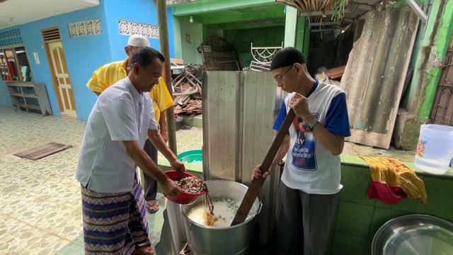 Berburu Bubur Suro Gratis Saat Ramadan di Masjid Tertua di Palembang