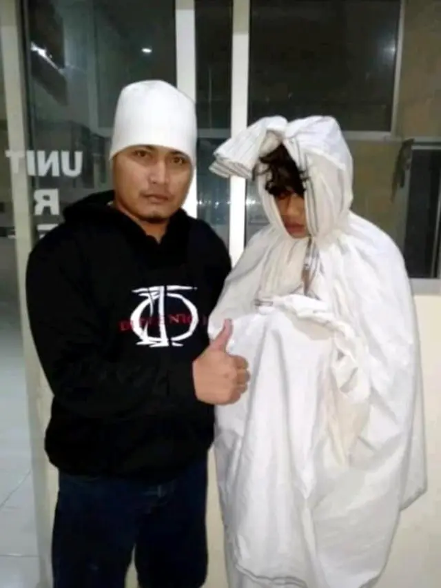 Hantu pocong palsu tertangkap di Pemalang. (Foto: Liputan6.com/Polres Pemalang/Muhamad Ridlo)