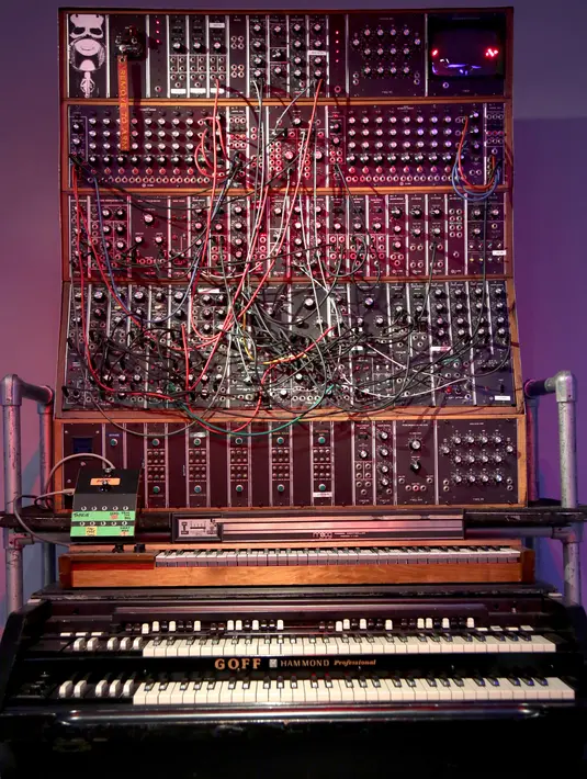 Organ khusus yang digunakan oleh Keith Emerson dari Emerson Lake & Palmer (ELP) ditampilkan pada pameran Play It Loud: Instruments of Rock & Roll di Metropolitan Museum of Art di New York, 1 April 2019. Koleksi instrumen di pameran ini punya rentang usia dari 1939 hingga 2017. (AP/Seth Wenig)