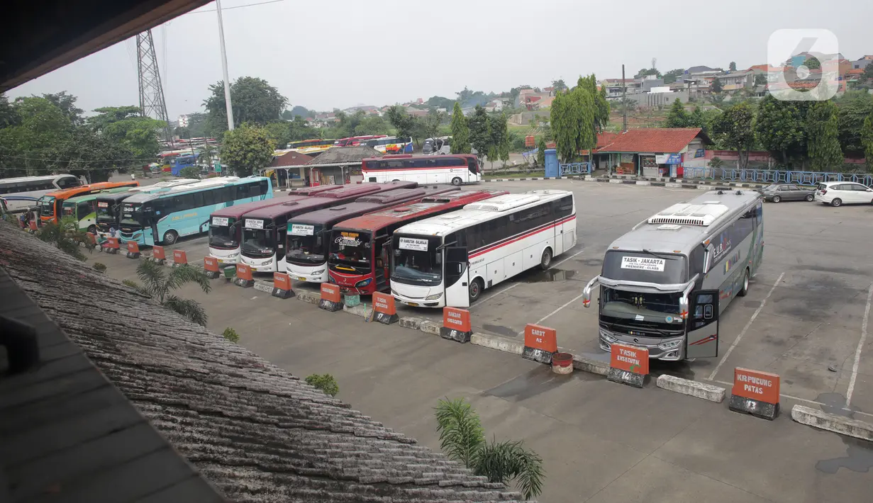 Sejumlah bus terparkir di Terminal Kampung Rambutan, Jakarta, Rabu (19/5/2021). Penumpang yang baru tiba dan yang akan berangkat dari Terminal Kampung Rambutan dilakukan tes swab antigen maupun GeNose. (Liputan6.com/Johan Tallo)