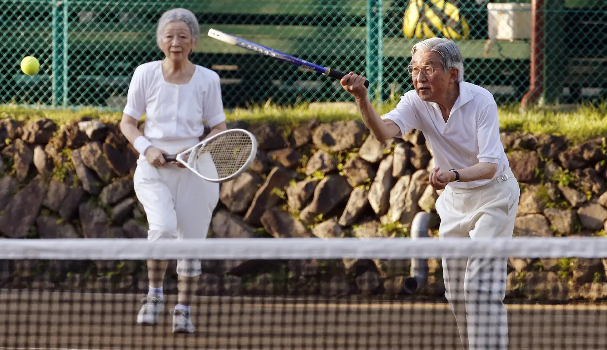 Kaisar Jepang Akihito (kanan) dan Permaisuri Michiko bermain tenis di resor pegunungan Karuizawa, Prefektur Nagano, Jepang, 27 Agustus 2013. Mundurnya Akihito sebagai Kaisar Jepang merupakan pengunduran diri pertama pada pemerintahan puncak Kekaisaran Jepang sejak 1817 silam. (AFP)