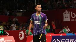 Setelah menang mudah di gim kedua, Tommy harus kalah tipis di gim terakhir. (Bola.com/Arief Bagus)