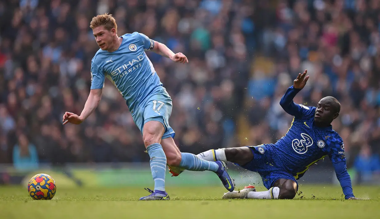 Kevin de Bruyne bergabung dengan Manchester City dari Wolfsburg pada 2015 silam. Gelandang serang asal Belgia tersebut diboyong ke Etihad Stadium dengan harga 76 juta euro. Kini, ia menjadi pemain kunci Manchester City dalam meraih beberapa trofi, termasuk perebutan panas gelar Liga Inggris musim ini. (AFP/Oli Scarff)