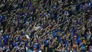 Suporter Arema Cronus saat memberi dukungan kepada timnya  pada lanjutan Piala Jenderal Sudirman grup E  di Stadion Sleman, Yogyakarta, Minggu (13/12/2015). (Bola.com/Nicklas Hanoatubun)