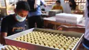 Pekerja tengah membuat kue kering di industri rumahan Dea cake di Tangerang, Selasa (27/4/2021). Kue kering tersebut di jual dari 100 ribu  hingga 300 ribu sesuai ukuran toples. (Liputan6.com/Angga Yuniar)