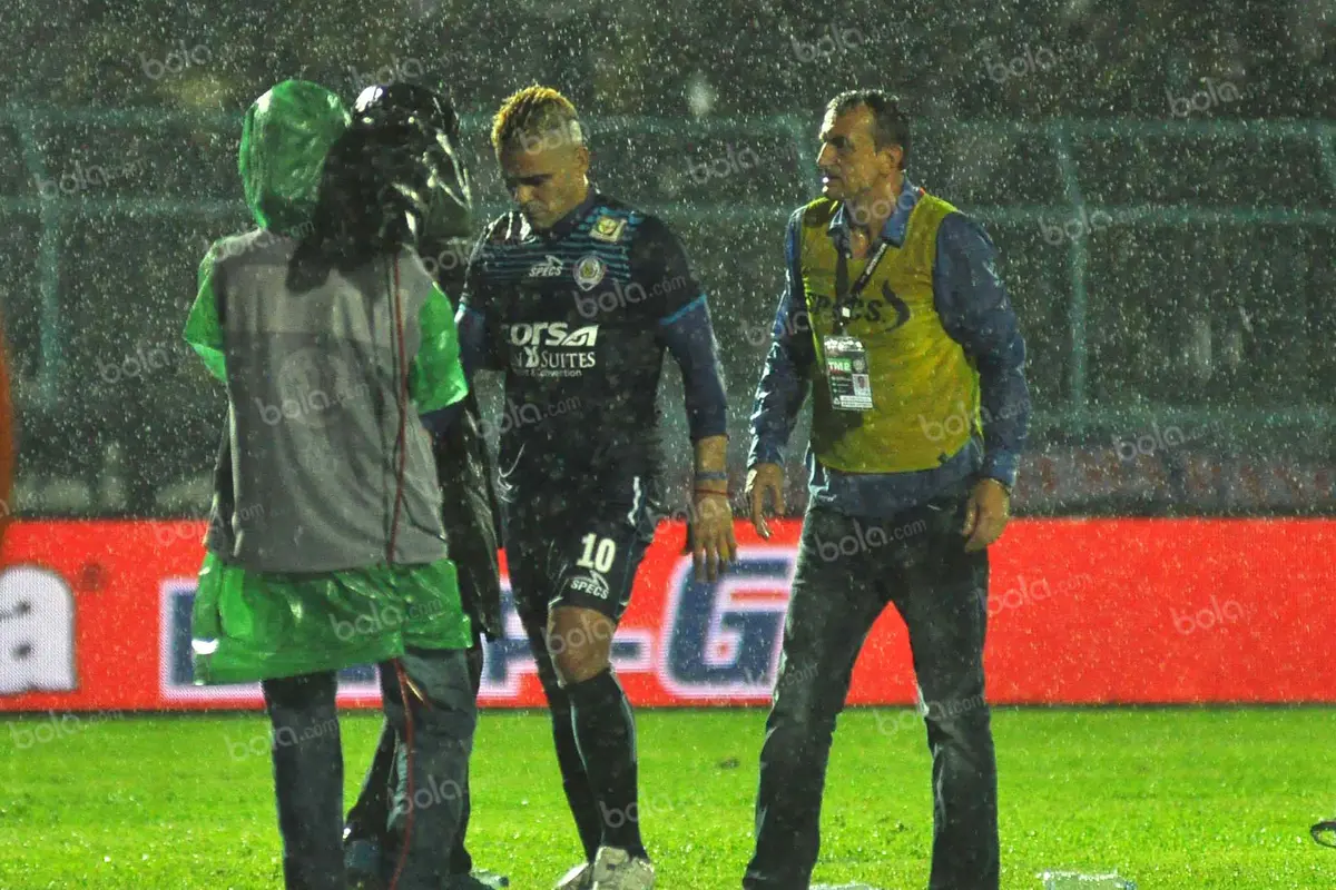 Dendi Santoso dan Cristian Gonzales