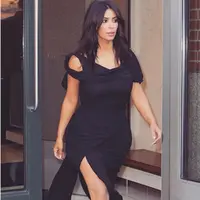 Dalam video itu terdapat bagian yang cukup menarik ketika anak mereka yang paling kecil, Saint West mencoba untuk belajar berjalan pertama kalinya, dan dibantu oleh Kanye. (Instagram/kimkardashian)