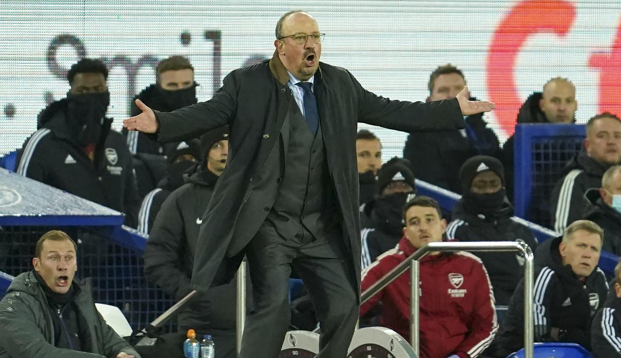 Rafael Benitez. Pelatih berusia 61 tahun yang kini menjadi juru taktik Everton sejak awal musim 2021/2022 ini mengumpulkan 173 kemenangan dari 355 laga. Selain bersama The Toffees, jumlah tersebut termasuk bersama 3 klub lainnya, Liverpool, Chelsea dan Newcastle United. (AP/Jon Super)