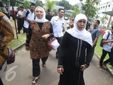 Menteri Sosial (Mensos) Khofifah Indar Parawangsa tiba di rumah duka di Pondok Pesantren (Ponpes) Al Hikam Depok, Kamis (16/3). Kedatangan Mensos Khofifah untuk menyampaikan duka kepada keluarga tokoh PBNU KH Hasyim Muzadi (Liputan6.com/Immanuel Antonius)