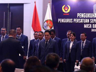 Ketua Umum PSSI, Erick Thohir (tengah) dan jajaran PSSI lainnya saat dilantik di Hotel Fairmont, Senayan, Jakarta, Jumat (26/5/2023) siang. (Liputan6.com/Herman Zakharia)
