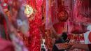 Ada banyak pernak-pernik Imlek yang menjadi incaran untuk dekorasi. (Liputan6.com/Angga Yuniar)
