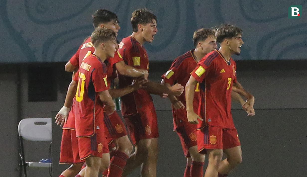 Wonderkid Barcelona, Marc Guiu tampil cemerlang bersama Timnas Spanyol U-17 saat menghadapi Timnas Kanada U-17 pada laga pertama Grup B Piala Dunia U-17 2023 di Stadion Manahan, Solo, Jumat (10/11/2023) malam WIB. Menang 2-0, Marc Guiu menyumbang satu gol dan satu assist untuk membawa Matador Muda memetik tiga poin pertama. (Bola.com/Arief Bagus)