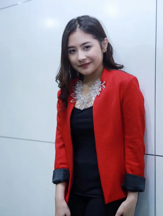 Dalam konser The Biggest Concert NOAH Sings Legends digelar di Studio Entek City, Daan Mogot, Jakarta Barat, Kamis (19/5/2016) malam, Prilly membawakan lagu milik band yang jadi idolanya sejak kecil. (Galih W. Satria/Bintang.com)