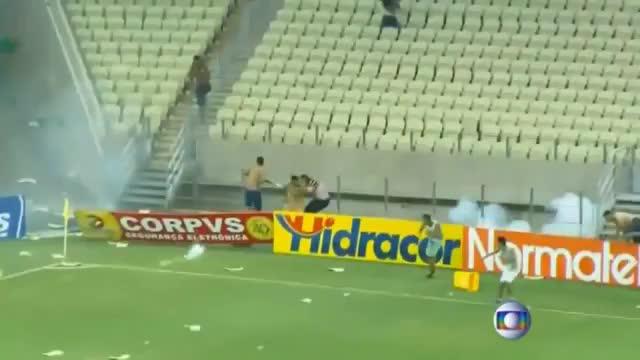 Kepolisian Brasil terpaksa melemparkan granat dan bom asap agar sanggup menghentikan suporter melakukan kerusuhan pasca final kejuaraan di Timur Laut Brasil (4/5/2015). Hasil 2-2 di leg kedua membawa Fortaleza mengalahkan rival sekotanya Ceara, usai ...