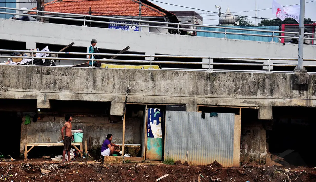 Biaya sewa rumah di Jakarta yang sangat tinggi membuat mereka memanfaatkan kolong jembatan sebagai tempat tinggal, Jakarta, Senin (16/6/14). (Liputan6.com/Faizal Fanani)