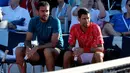 Petenis Serbia , Novak Djokovic duduk di sebelah Marin Cilic dari Kroasia selama pertandingan di sebuah turnamen di Zadar, Kroasia (19/6/2020). Novak Djokovic dan istrinya menderita COVID-19.  (AP Photo/Zvonko Kucelin)