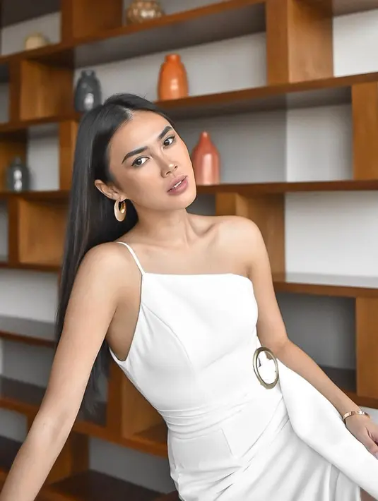 Memiliki followers mencapai 73 ribu, Michelle kerap mengunggah potret dirinya dengan OOTD yang seksi dan elegan. (Foto: Instagram/ Michelle Halim).