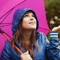 wanita bermain hujan copyright/freepik/gpointstudio