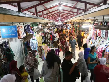 Aktivitas pedagang dan pembeli di Pasar Beringharjo, Yogyakarta, Minggu (19/4/2015). Pasar di kawasan Malioboro itu merupakan salah satu pusat penjualan batik yang murah meriah. (Liputan6.com/Helmi Afandi)