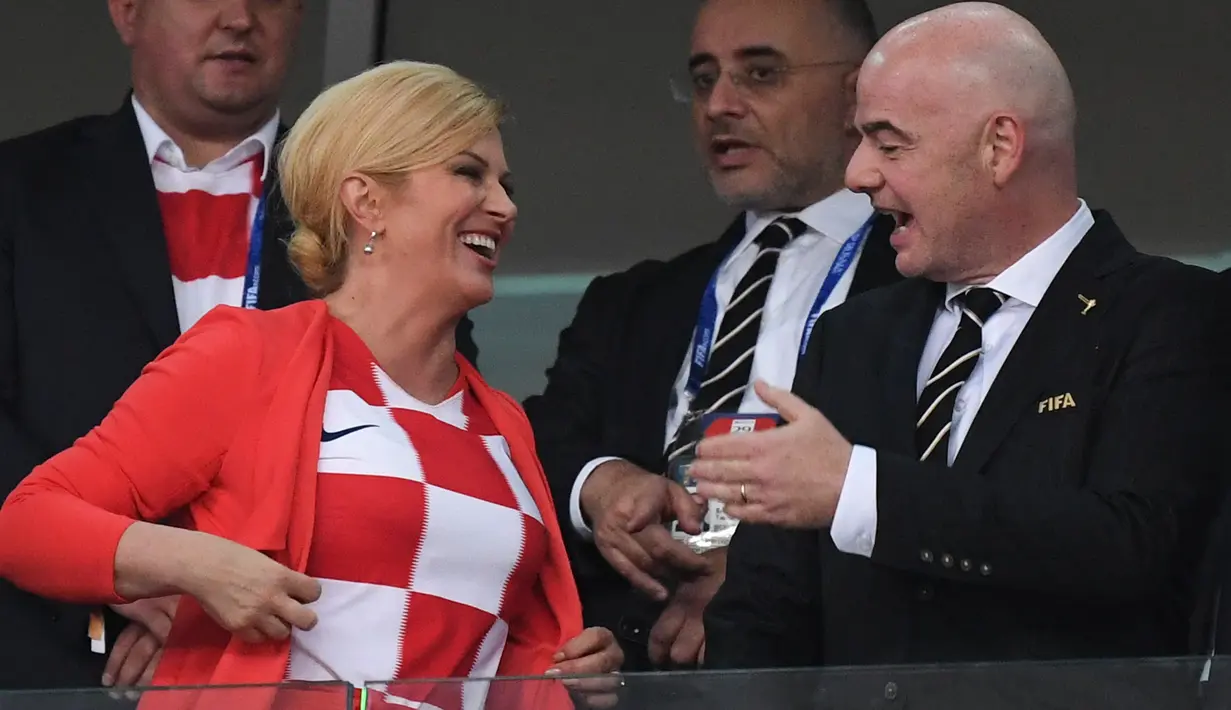 Presiden Kroasia, Kolinda Grabar-Kitarovic dan  Presiden FIFA, Gianni Infantino menyaksikan perempat final Piala Dunia 2018 di Fisht Stadium, Sabtu (7/7). Kolinda terlihat memakai jersey kebanggaan Kroasia berwarna merah putih, (AFP/Kirill KUDRYAVTSEV)