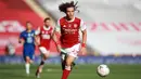 Pemain Arsenal, David Luiz menggiring bola pada laga Piala FA melawan Chelsea di Stadion Wembley, London, 1 Augustus 2020. Luiz bergabung dengan The Gunners pada 2019 lalu setelah diboyong dengan harga 8,7 juta euro. (AFP/Pool/Adam Davy)