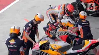 Pembalap Repsol Honda Team, Marc Marquez melompat berganti motor saat sesi Warm Up MotoGP di Pertamina Mandalika International Street Sirkuit, Nusa Tenggara Barat, Minggu (20/3/2022). (Liputan6.com/Helmi Fithriansyah)