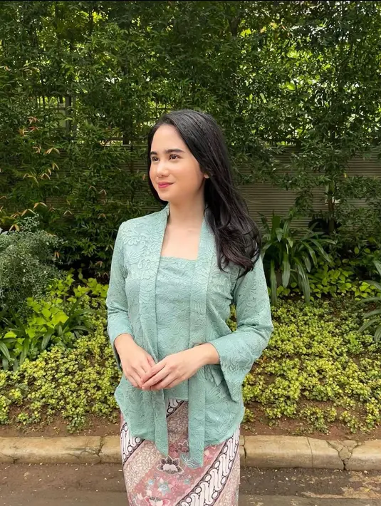 <p>kamu dapat menggunakan kebaya dan kain batik dan tetap modis setiap hari, lho.&nbsp;(instagram/tissabiani)</p>